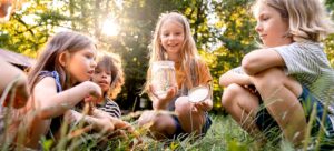 Kinder genießen ihren Sommerurlaub auf der Wiese