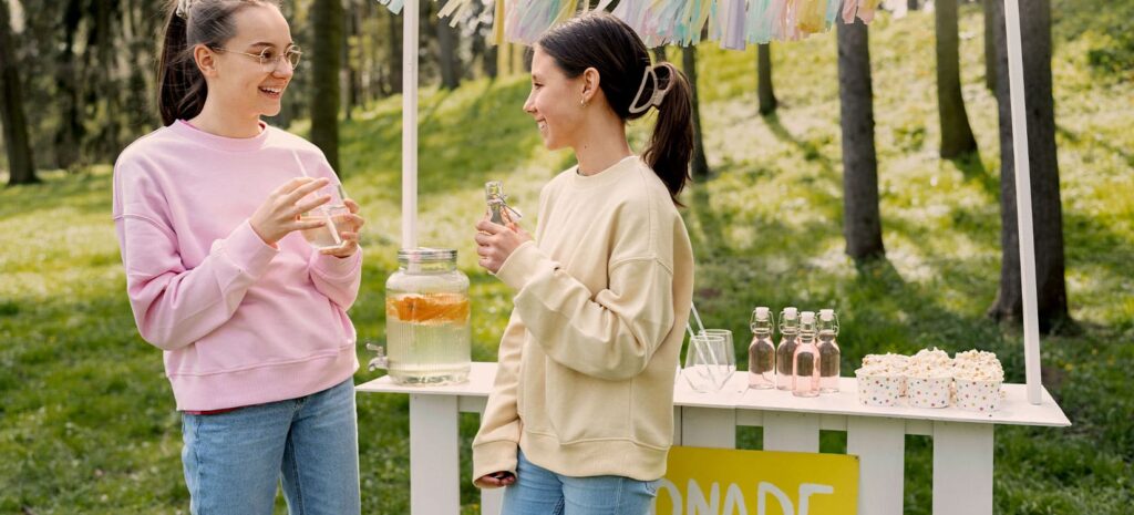 Zwei Mädchen am Limonadenstand