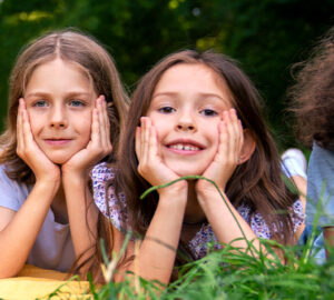 Glückliche Kinder liegen im Grass